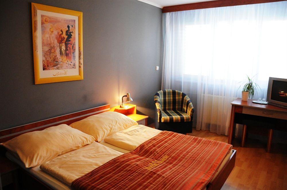 Hotel Panon Hodonin Ngoại thất bức ảnh