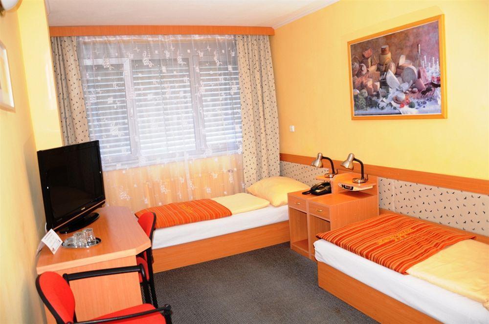 Hotel Panon Hodonin Ngoại thất bức ảnh