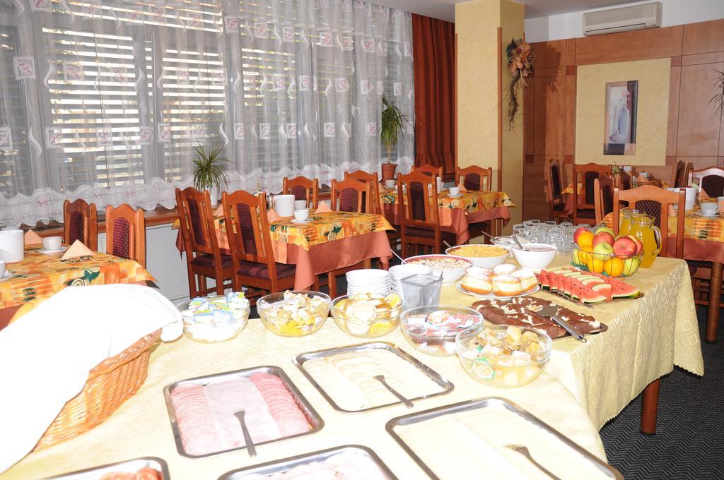 Hotel Panon Hodonin Ngoại thất bức ảnh
