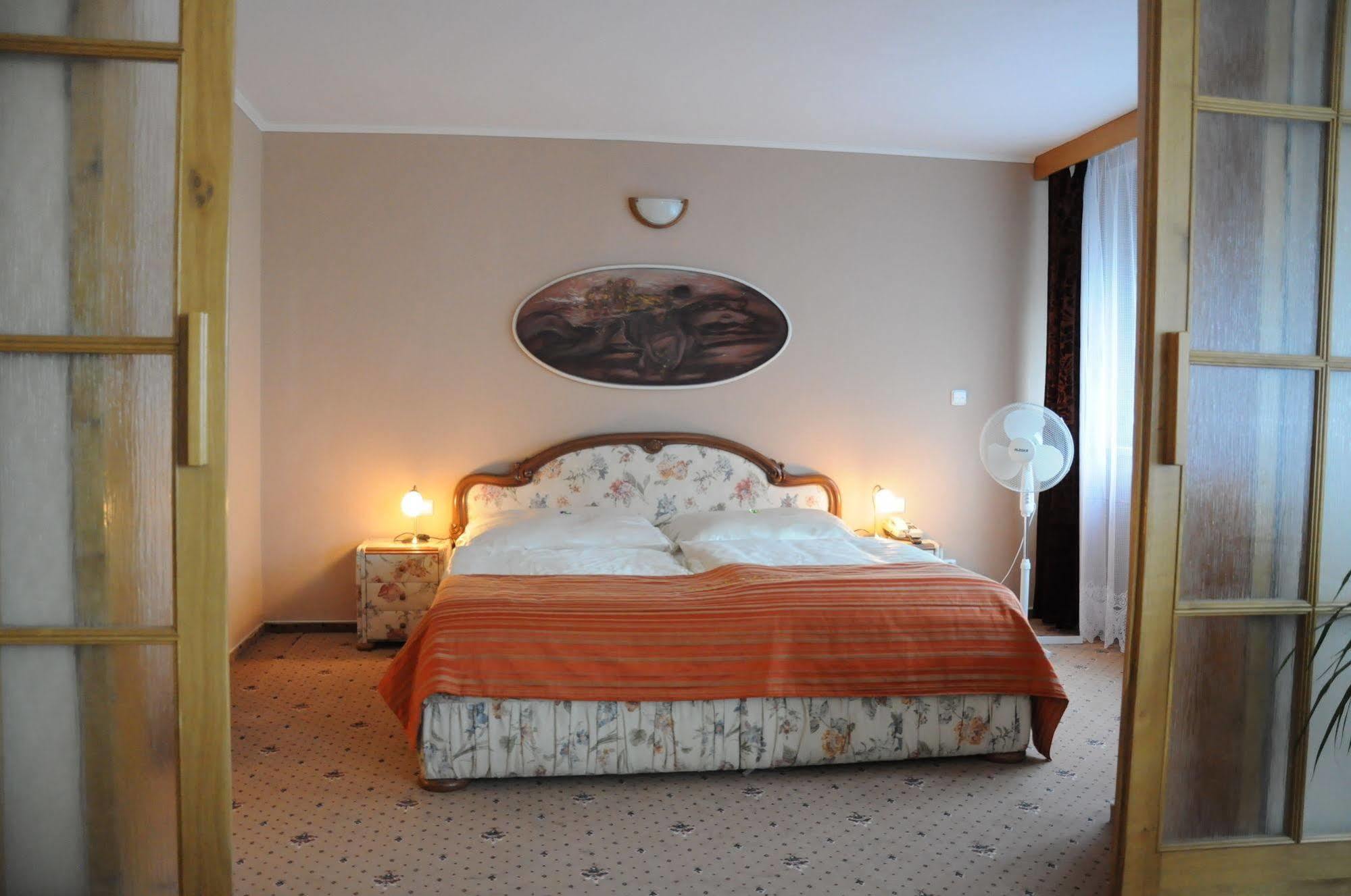 Hotel Panon Hodonin Ngoại thất bức ảnh